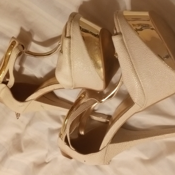 White platform heels - Picture 2 of 2